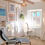 Village Hideaway With Views Vakantiehuis