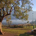 Village Hideaway With Views Vakantiehuis *