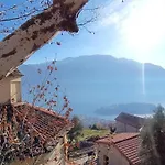 Village Hideaway With Views Vakantiehuis