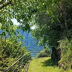 Village Hideaway With Views Vakantiehuis *